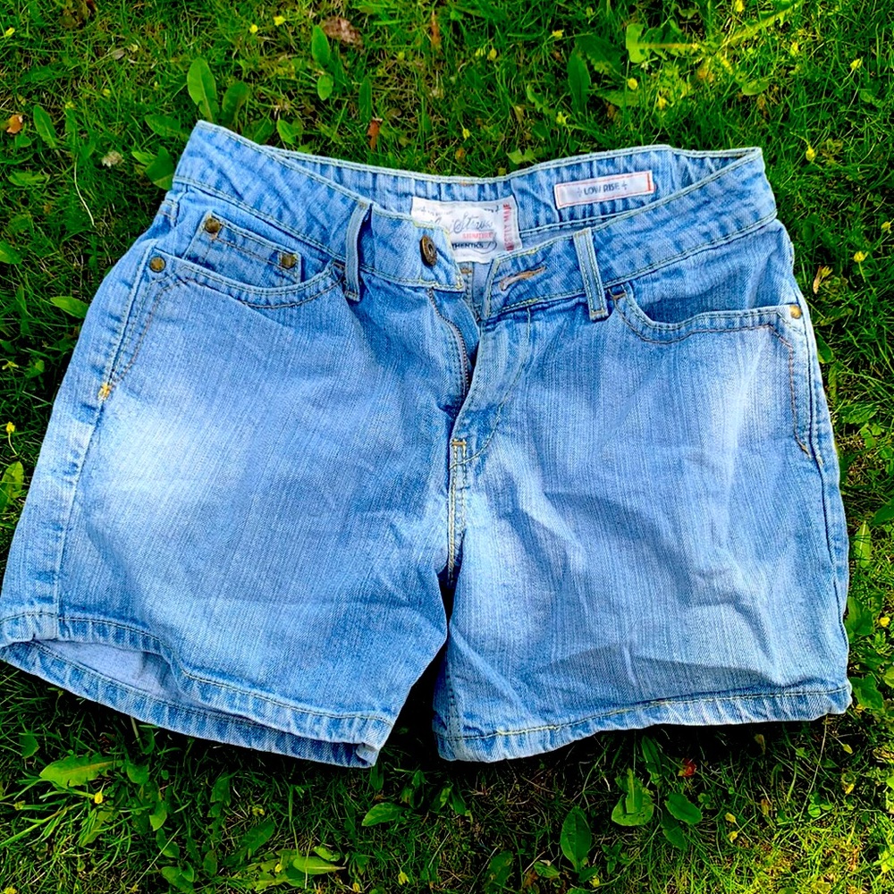 Levi’s Signature Low Rise Jean shorts